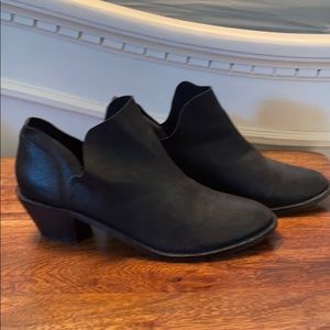 Adorable Kelsi Dagger booties